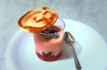 Per fare un dessert speciale basta aggiungere alla crema delle more di rovo e una cialda al timo