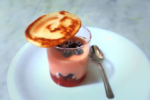 Crema di more con cialda al timo
