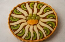 C’è la frutta ma ha un morbido cuore di mousse al cioccolato: non è la solita crostata