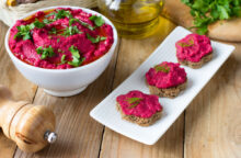 È bellissimo da portare in tavola: hummus di barbabietola, una versione inedita dell’hummus classico