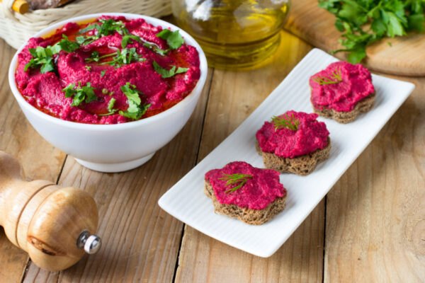 È bellissimo da portare in tavola: hummus di barbabietola, una versione inedita dell’hummus classico