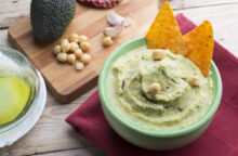 Hummus di ceci e avocado, ricetta facile, fresca e veloce della salsa di tutti gli aperitivi in estate