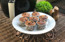 Questi muffin in friggitrice ad aria senza burro sono la ricetta per fare muffin leggeri e buoni senza forno
