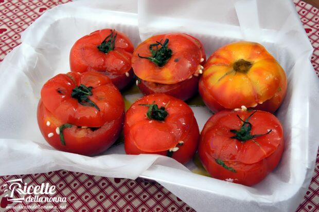 Pomodori col riso in una teglia da infornare