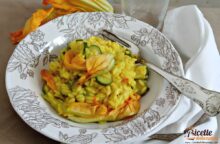 Basta una bustina della spezia più cara al mondo e tutto cambia: il risotto ai fiori di zucca è il risotto gourmet dell’estate