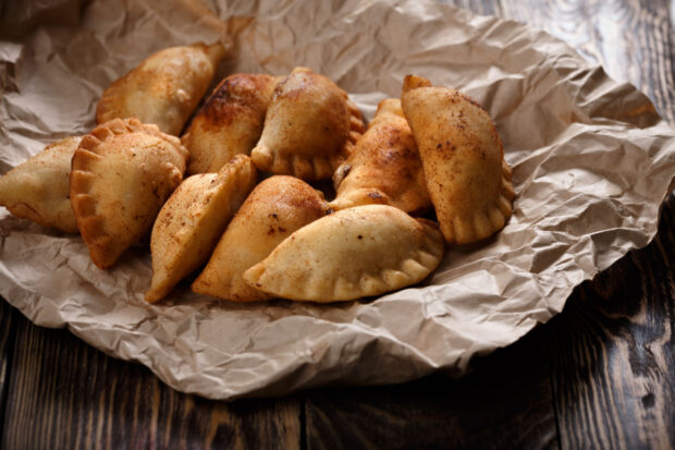 Tordelli versiliesi fritti, adagiati su un piatto rivestito di carta forno