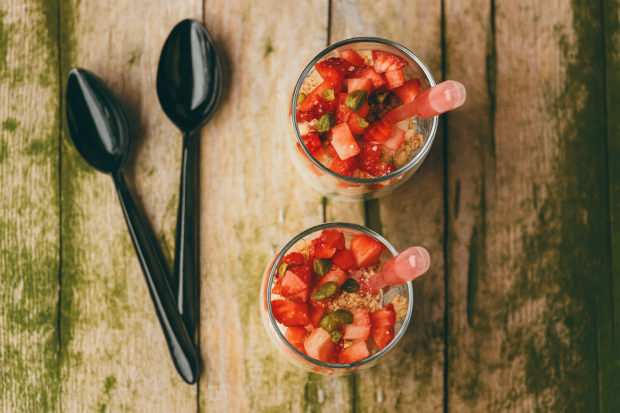 Bicchierini con crema al mascarpone, fragole e streusel alle noci