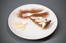 Cacao, pere e crema al limone: la ricetta della crostata definitiva che fai la mattina e servi la sera