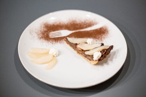 Crostata al cacao con pere e crema al limone