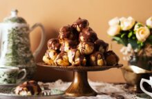 Una piramide di bignè a prova di intolleranze: come fare i profiterol senza derivati del latte