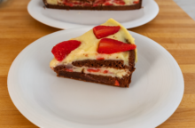 Questa torta al cacao, crema e fragole si fa in 30 minuti e cuoce in 35
