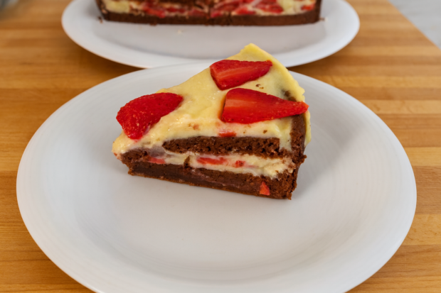 Torta al cacao, crema e fragole