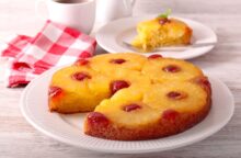 In questa torta capovolta di ananas c’è una spolverata di ingrediente segreto che cambia tutto