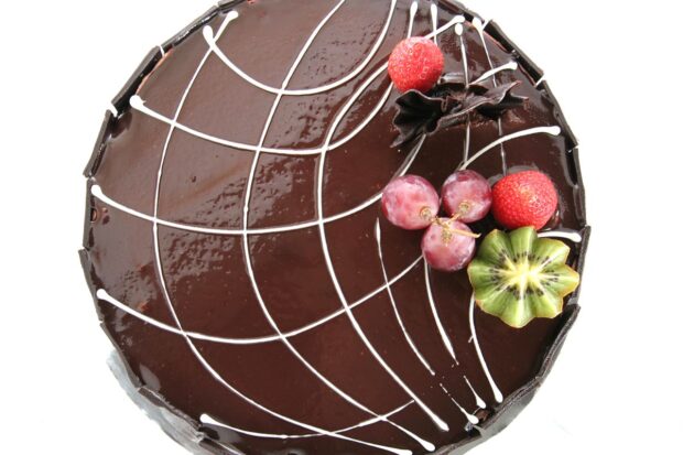 torta di cioccolato fondente, fragole e kiwi