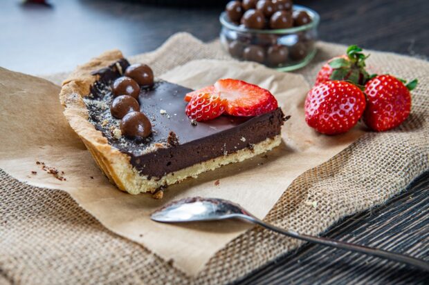 Torta di crema, cioccolato e fragole