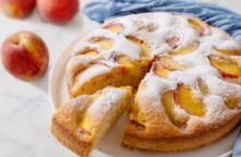 12 spicchi di pesca e 35 minuti in forno: con noci e mandorle fai una torta di pesche originale e senza latte
