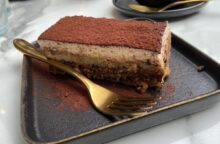 Sembra un tiramisù ma non c’è caffè e neanche savoiardi: questo dolce zero-sbatti è pronto in 6 mosse