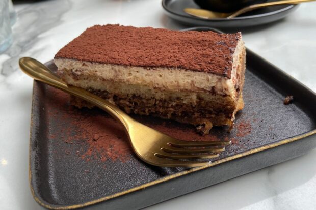 Torta di yogurt di soia, mandorle e cioccolato