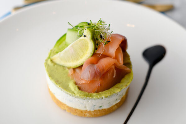 Cheesecake salata con salmone, limone e avocado