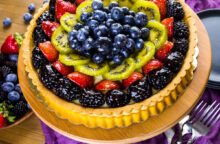 In questa crostata non c’è burro ma olio EVO: ricetta senza latte con cioccolato e frutta