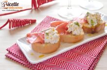 Con yogurt, zucchine e bresaola ci fai questi crostini di pane spezzafame da aperitivo