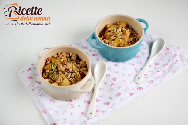 Crumble avena e mele con ananas in due terrine, una bianca ed una azzurra, su una tovaglia bianca a fiori