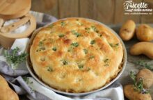 Preparala e mangiala al posto del pane: come fare una focaccia di patate alta e morbida