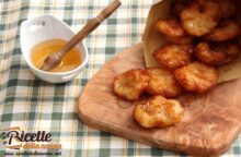 Frittelle dorate ma pochi ingredienti: patate dolci, farina, lievito e tanto miele