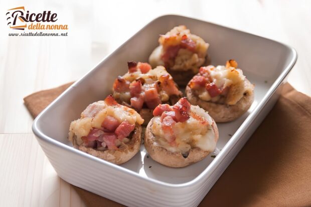 Funghi ripieni in una terrina