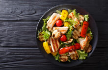 Basta cuocere il pollo, grigliare le verdure e preparare il pesto: ti serve mezz’ora al massimo
