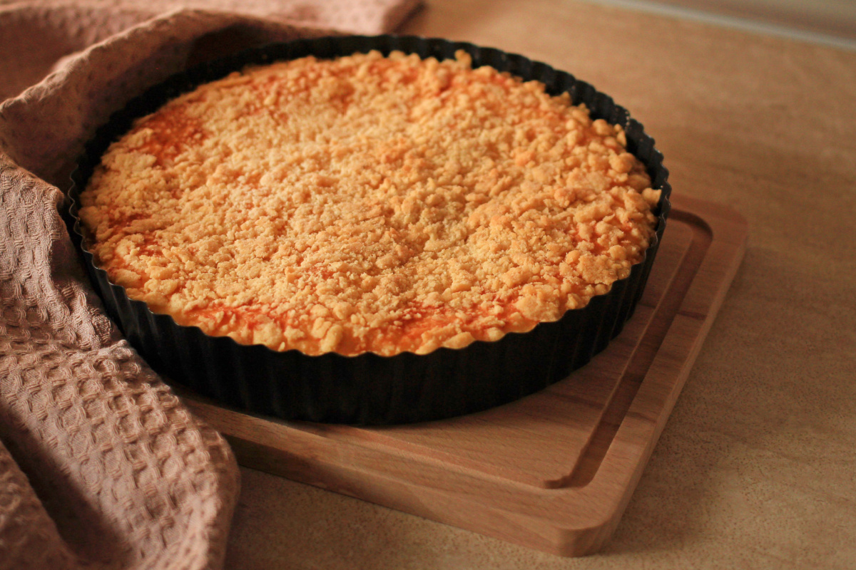 Pasta frolla, fragole e croccante granella di nocciole: ricetta della torta da servire fredda