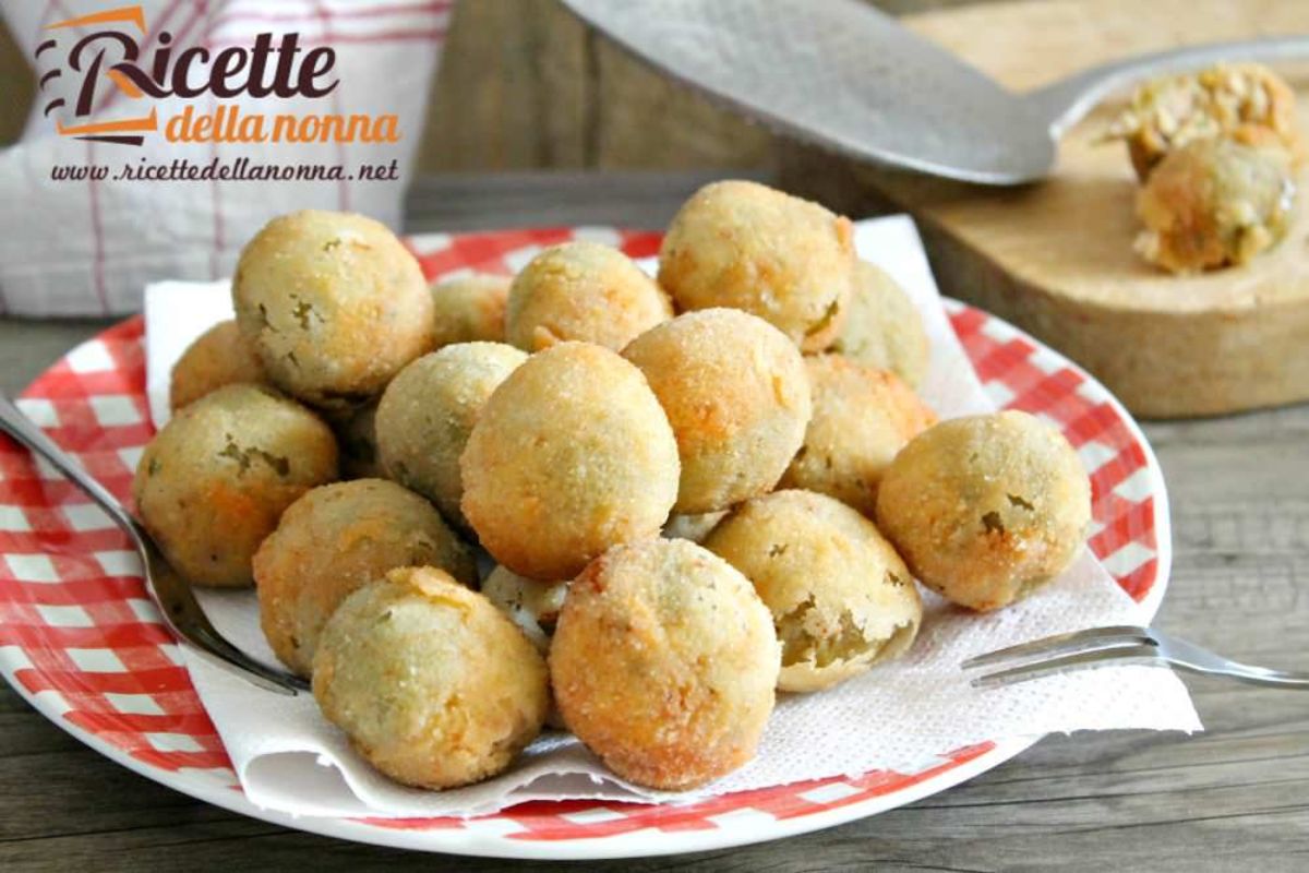 Olive all'ascolana su un piatto colorato a quadri bianchi e rossi