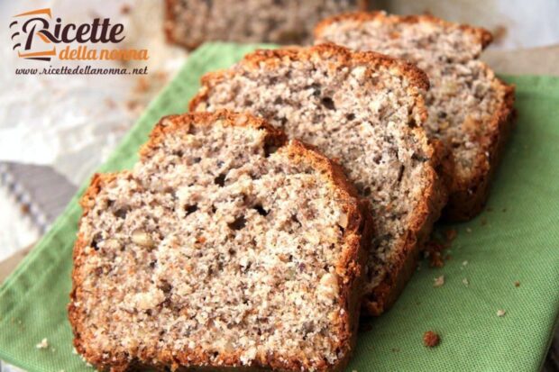 Tre fette di un plumcake fatto con yogurt, miele, noci e farina integrale, su una tovaglia verde