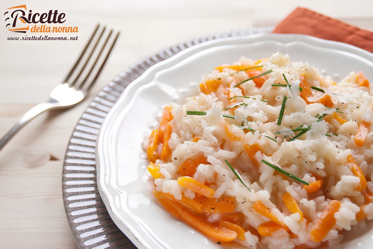 Risotto alle carote cremoso e mantecano, su un piatto