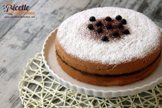 Torta al caffè con base genoise, farcita a strato, coperta di zucchero a velo e decorata con chicchi di caffè al cioccolato