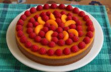 Base di pavesini, mousse al cioccolato e copertura fresca e golosa: questa torta senza latte è irresistibile