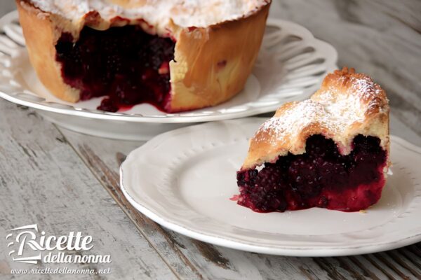 Autunnale, friabile, succosa: la torta di more, rustica e facilissima