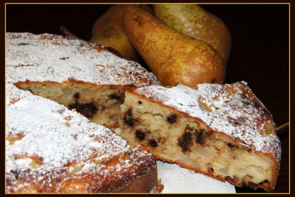 La torta della nonna che unisce yogurt, cioccolato e pere: ricetta per la merenda perfetta