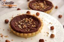 Vuoi un dessert veloce ma d’effetto? Prova queste tortine di frolla con crema al cioccolato