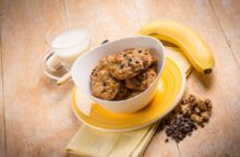 Hai delle banane mature in casa? Usane 2 per farci dei cookies alla banana con gocce di cioccolato