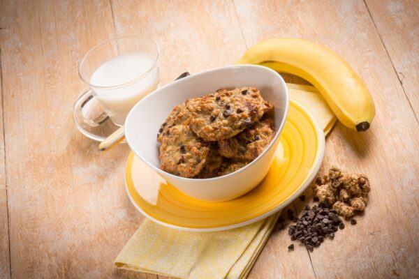 Hai delle banane mature in casa? Usane 2 per farci dei cookies alla banana con gocce di cioccolato