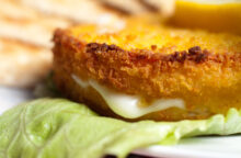 Sembra un cordon bleu ma non c’è carne: la crema di baccalà, patate e bietola ti salva la cena