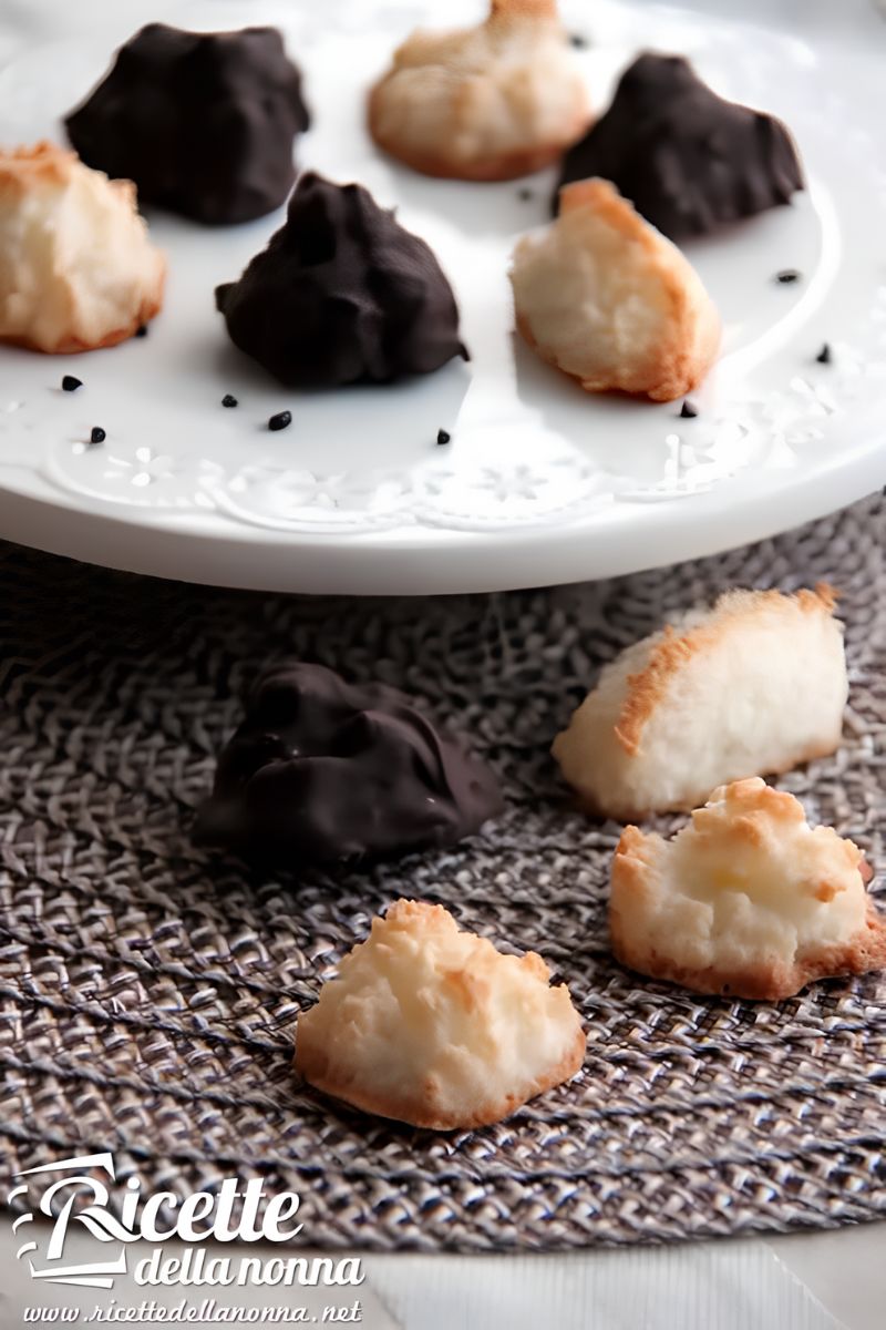 Delizie al cocco e cioccolato fondente, biscottini semplici presentati su un piatto bianco