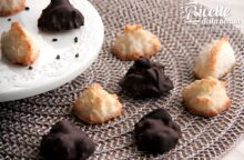 Delizie al cocco in 2 varianti: quando assaggi quella al cioccolato ti sembrerà di mangiare il Bounty