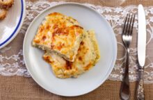 Lasagne bianche, ricetta di mare gourmet con gamberi, calamari e limone