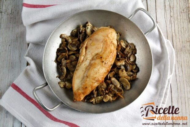 Padella con del pollo al Marsala e funghi