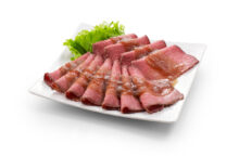 La carne più semplice diventa speciale con questa salsa di pomodorini e olive: come fare il roast beef alla mediterranea