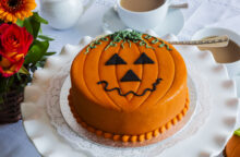 Come decorare una torta di Halloween a forma di zucca