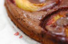 Quello classico è alle ciliegie, ma in autunno fallo così: clafoutis di pere, cioccolato e cannella