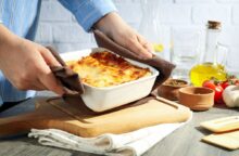 Lasagne filanti ai 4 formaggi, ricetta vegetariana della cena